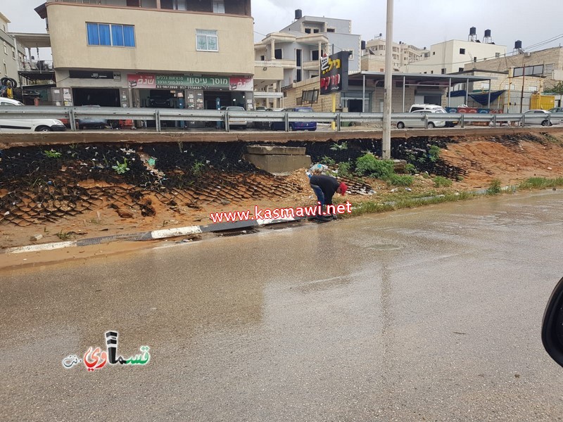 في هذه الأجواء الماطرة ... يكمل العطاء .. طواقم الصيانة ونادر ابو عقل في الميدان يلبون احتياجات الاهالي